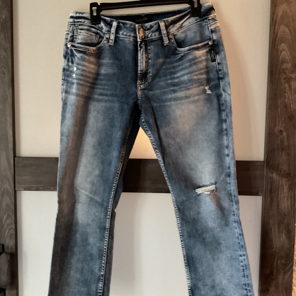 EUC- Silver Elyse distressed capri jeans